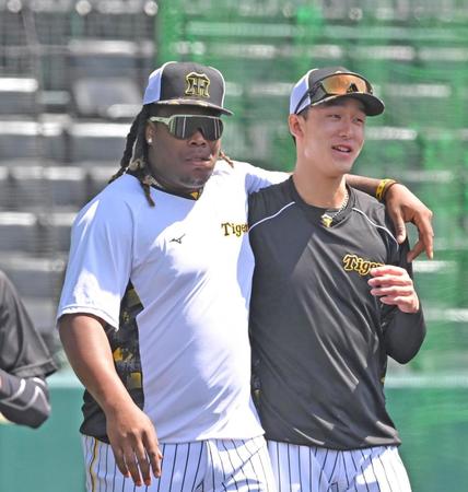 　小幡と試合前練習に向かうミエセス（左）＝撮影・北村雅宏