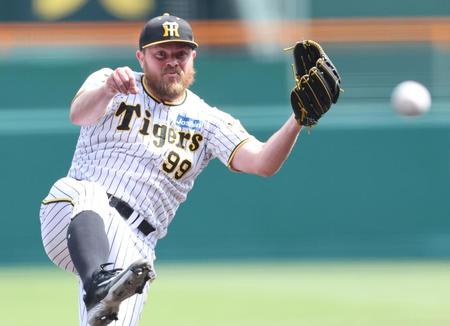 　２回、村上の強烈な打球に反応するビーズリー（撮影・田中太一）