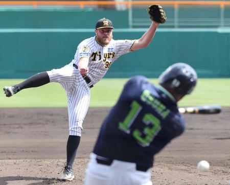 　２回、オスナを併殺に打ち取るビーズリー（撮影・田中太一）