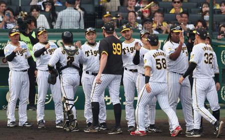 　ヤクルトに勝利し、ビーズリー（９９）らを迎える岡田監督（撮影・中田匡峻）