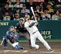 　６回、右前へ適時打を放つ大山（撮影・立川洋一郎）