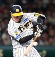 　６回、右前適時打を放つ大山（撮影・中田匡峻）