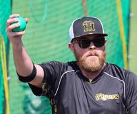 　登板へ向けてトレーニングするビーズリー（撮影・立川洋一郎）