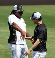 　１軍に合流し、木浪（右）とタッチを交わすミエセス（撮影・中田匡峻）