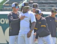 　１軍に合流し、ナインにいじられるミエセス（左から２人目）＝撮影・北村雅宏