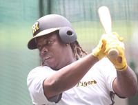 　打撃練習をするミエセス（撮影・田中太一）