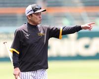 　練習を見守る岡田監督（撮影・田中太一）