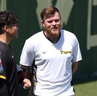 　練習前、笑顔を見せるビーズリー（撮影・中田匡峻）