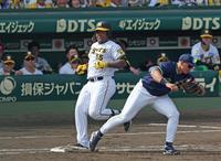 　５回、代打のミエセスは併殺打に倒れる。右は一塁手のオスナ（撮影・中田匡峻）