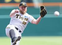 　２回、村上の強烈な打球に反応するビーズリー（撮影・田中太一）