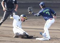 　８回、二塁を陥れる森下（左）＝撮影・中田匡峻