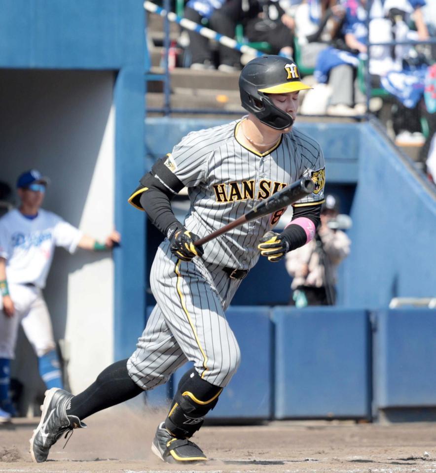 　９回、二塁ゴロに倒れる佐藤輝（撮影・山口登）