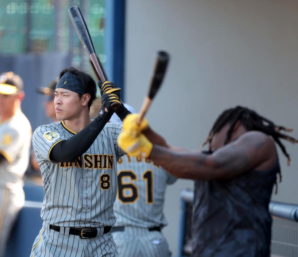 　試合を終え、ベンチ前で素振りをする佐藤輝（撮影・山口登）