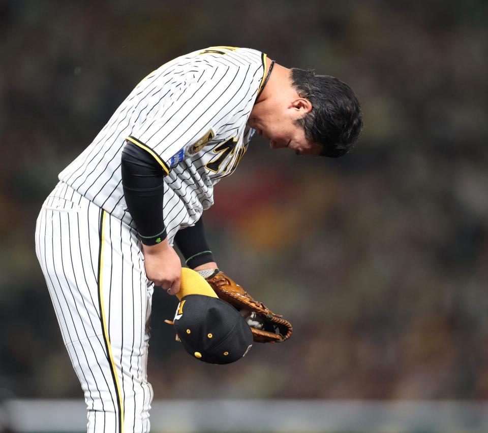 　６回裏に適時打を放った大山は７回表の守備に就いた際、ライトスタンドのからの大山コールに深々と頭を下げる（撮影・中田匡峻）