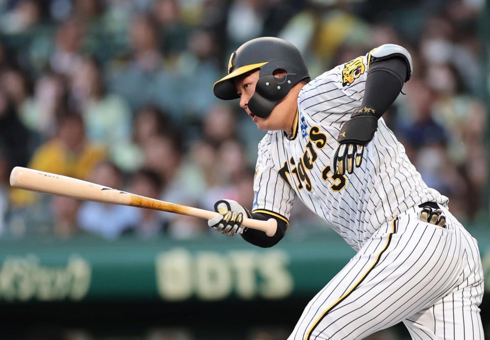 ２回、左前へ安打を放つ阪神・大山悠輔＝甲子園（撮影・田中太一）