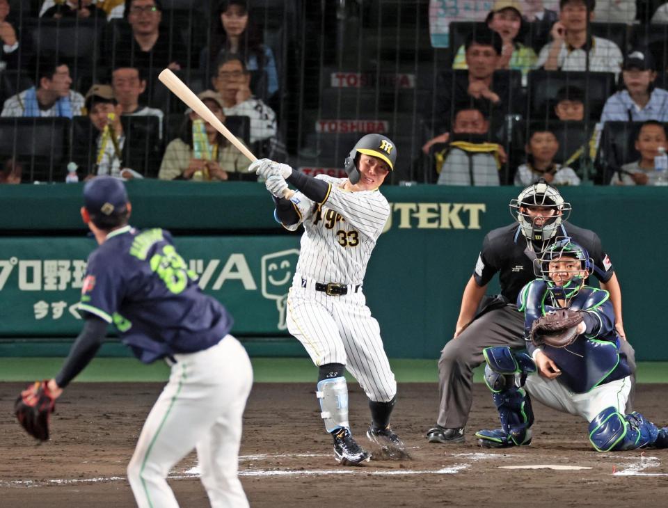 ６回裏阪神２死一、三塁、中前へ適時打を放つ阪神・糸原健斗＝甲子園（撮影・立川洋一郎）