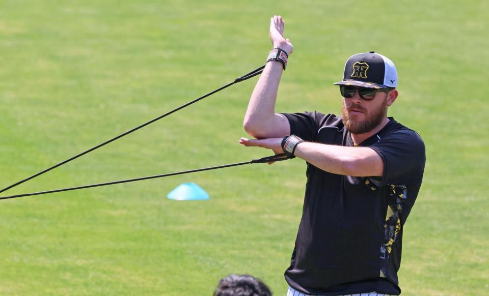 　登板へ向けてトレーニングするビーズリー（撮影・立川洋一郎）