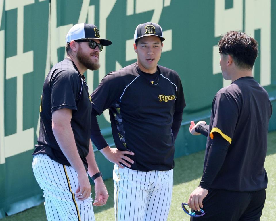 　１軍に合流し青柳（中央）と談笑するビーズリー（左）＝撮影・立川洋一郎