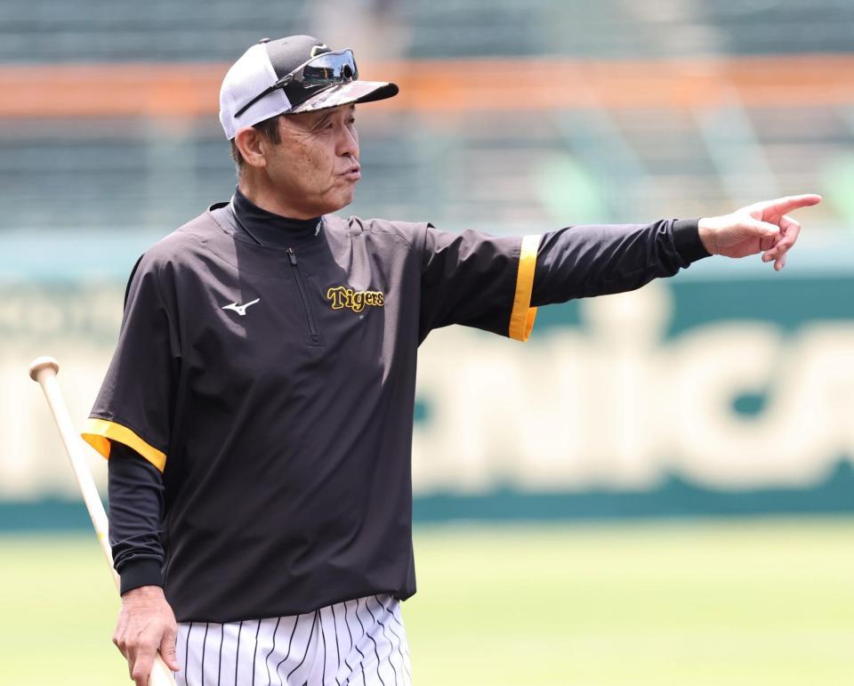 　練習を見守る岡田監督（撮影・田中太一）