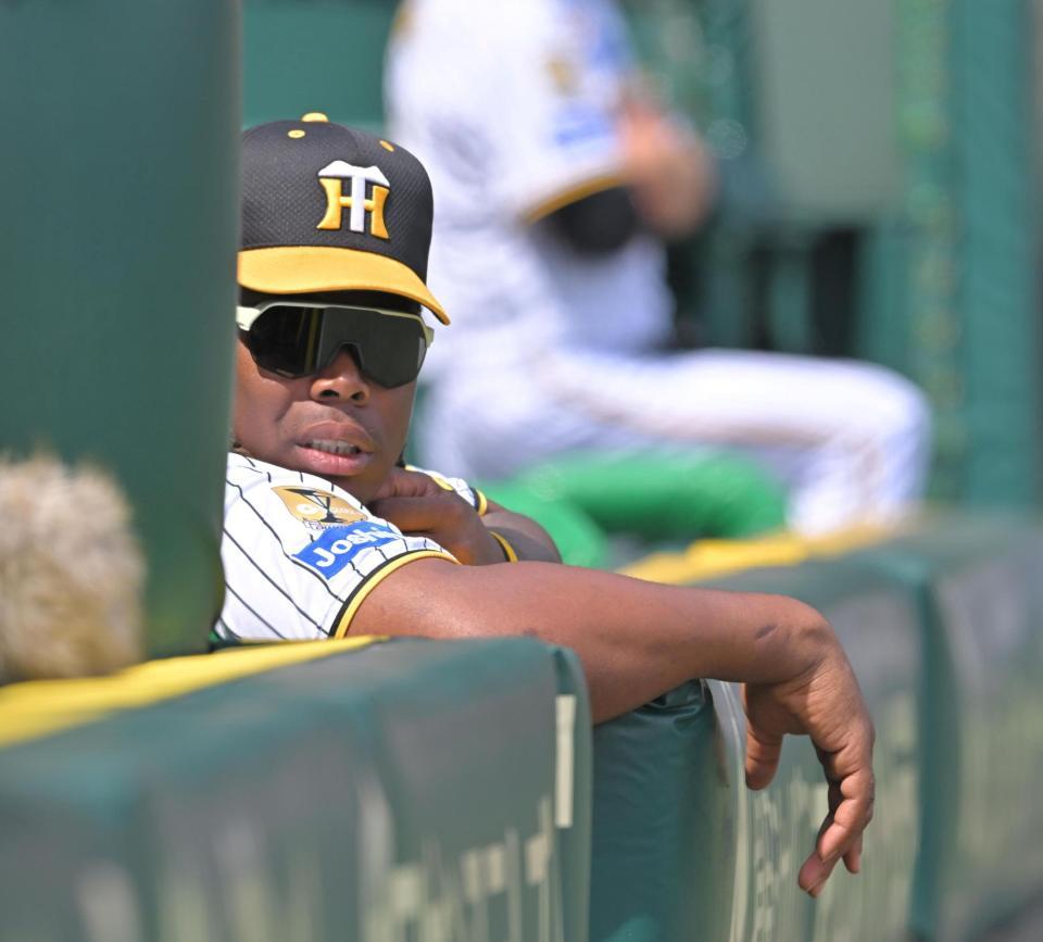 　２回、ベンチで出番を待つミエセス（撮影・北村雅宏）