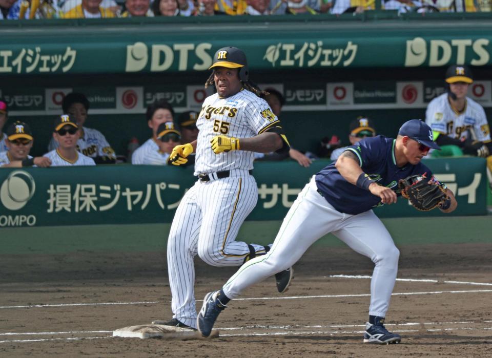 　５回、代打のミエセスは併殺打に倒れる。右は一塁手のオスナ（撮影・中田匡峻）