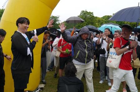 　スタートする参加者を見送る糸井嘉男氏（左）