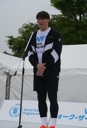 　開会式であいさつする糸井嘉男氏