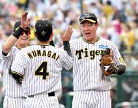 　勝利に貢献しナインとタッチ（撮影・田中太一）