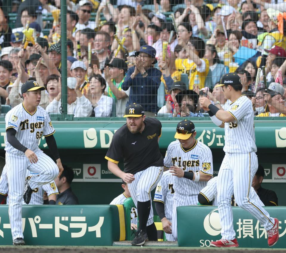 　今季初勝利を挙げたビーズリーはベンチから飛び出してナインを祝福に走る（撮影・田中太一）