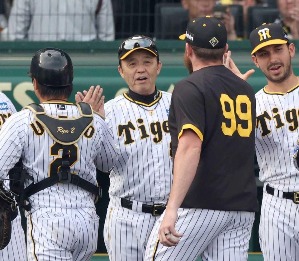 　ヤクルトに勝利し、ビーズリー（９９）らを迎える岡田監督