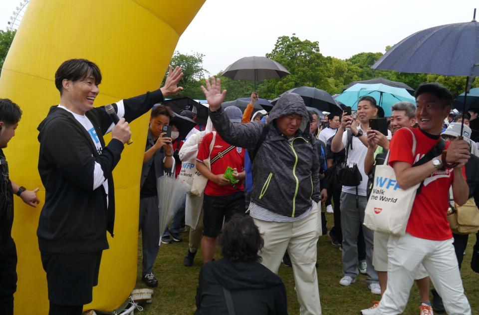 　スタートする参加者を見送る糸井嘉男氏（左）