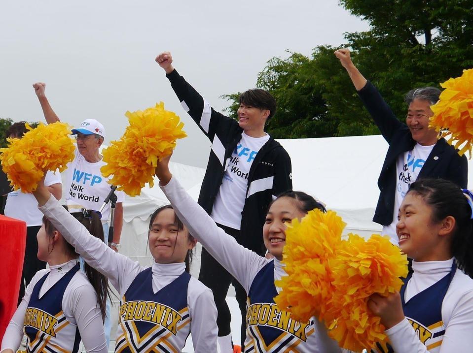 　チアガールらとイベントを盛り上げた糸井嘉男氏（中）