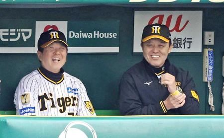 　６回、ベンチでニコニコの岡田監督（右）と平田ヘッドコーチ（撮影・中田匡峻）