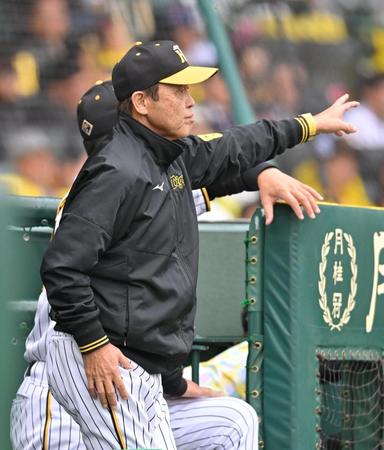 　６回、代打・ミエセスを告げる岡田監督（撮影・北村雅宏）