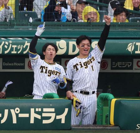 　８回、木浪の２点適時二塁打に喜ぶ近本（左）と森下（撮影・中田匡峻）