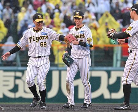 　試合に勝利し、笑顔を見せる近本（中央）＝撮影・北村雅宏