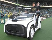 　５勝目を挙げ、ポーズを決める才木（撮影・北村雅宏）