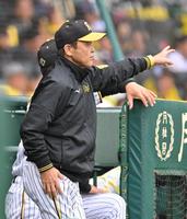 　６回、代打・ミエセスを告げる岡田監督（撮影・北村雅宏）