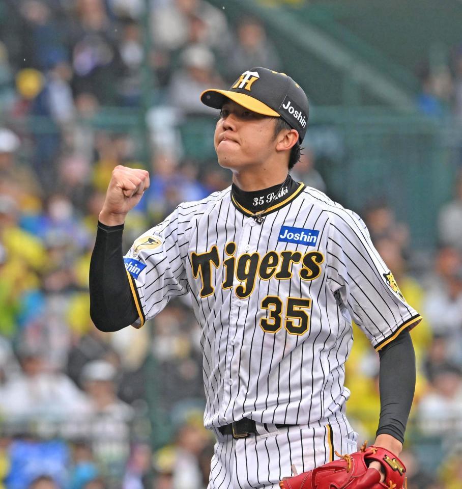 　５回、ピンチでサンタナを見逃し三振に仕留め、拳を握る才木（撮影・北村雅宏）