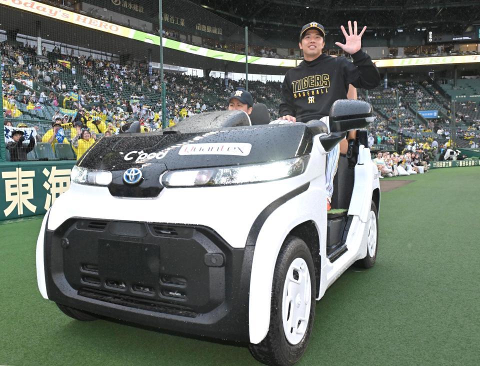 　５勝目を挙げ、ポーズを決める才木（撮影・北村雅宏）