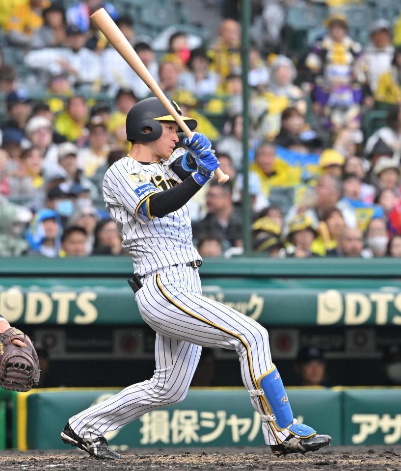 　４回、適時打を放つ近本（撮影・北村雅宏）