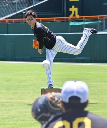 　踏み台を使いキャッチボールをする大竹（撮影・立川洋一郎）