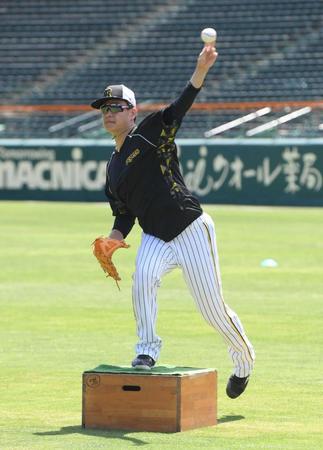 　台を使って練習する大竹