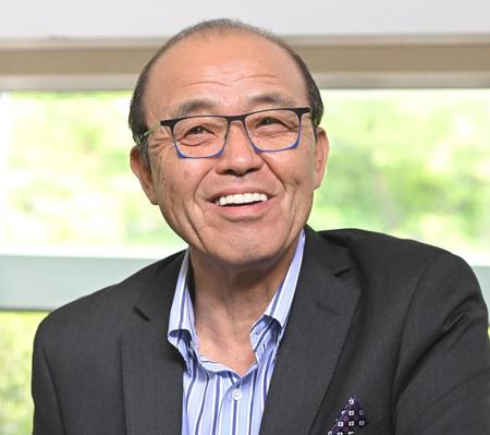 　笑顔で取材に応じる岡田監督（撮影・石井剣太郎）