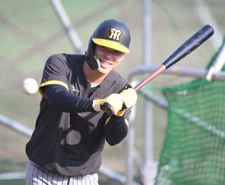 　試合前練習で笑顔を見せる佐藤輝（撮影・伊藤笙子）