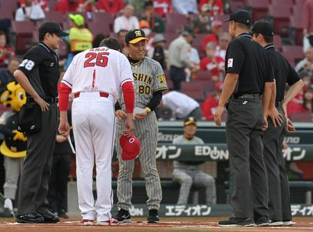 　メンバー表交換時に新井監督からあいさつを受ける岡田監督（撮影・市尻達拡）