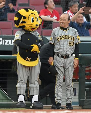 　国歌独唱を前に、ベンチ前に並ぶ岡田監督とトラッキー（撮影・市尻達拡）