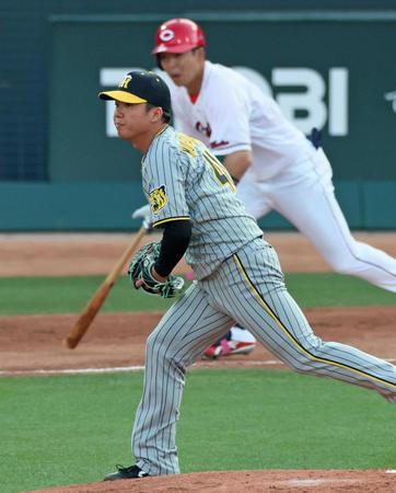 　１回、野間に適時打を打たれ先制を許す村上（撮影・立川洋一郎）