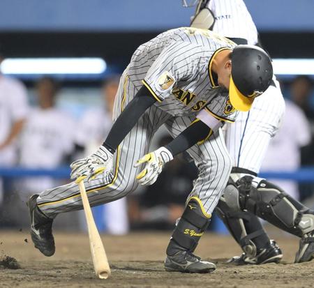 　５回、左手に死球を受けた山田（撮影・伊藤笙子）