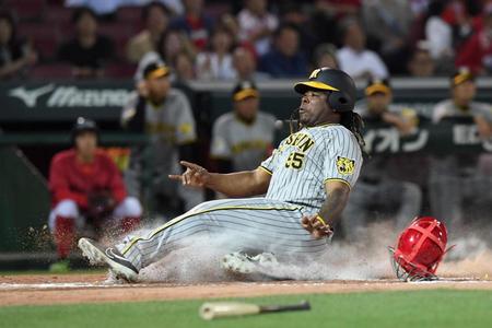 　８回、森下の左犠飛で本塁へ滑り込むミエセス（撮影・市尻達拡）